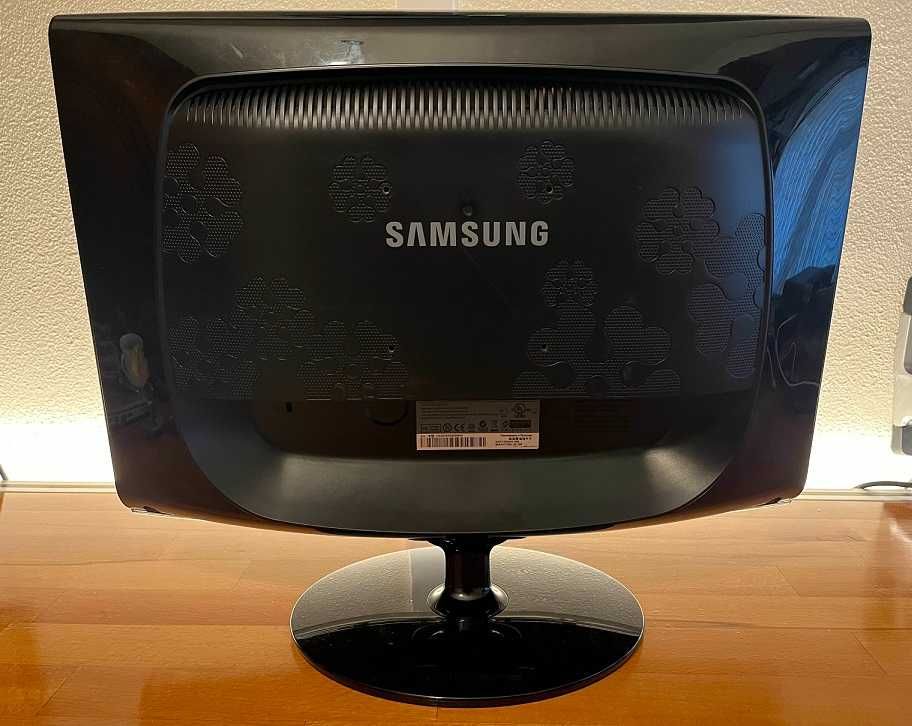 3 monitores Samsung 2233RZ (120Hz)