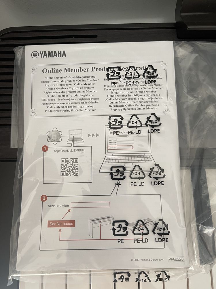 Teclado digital Yamaha com pedal e suporte
