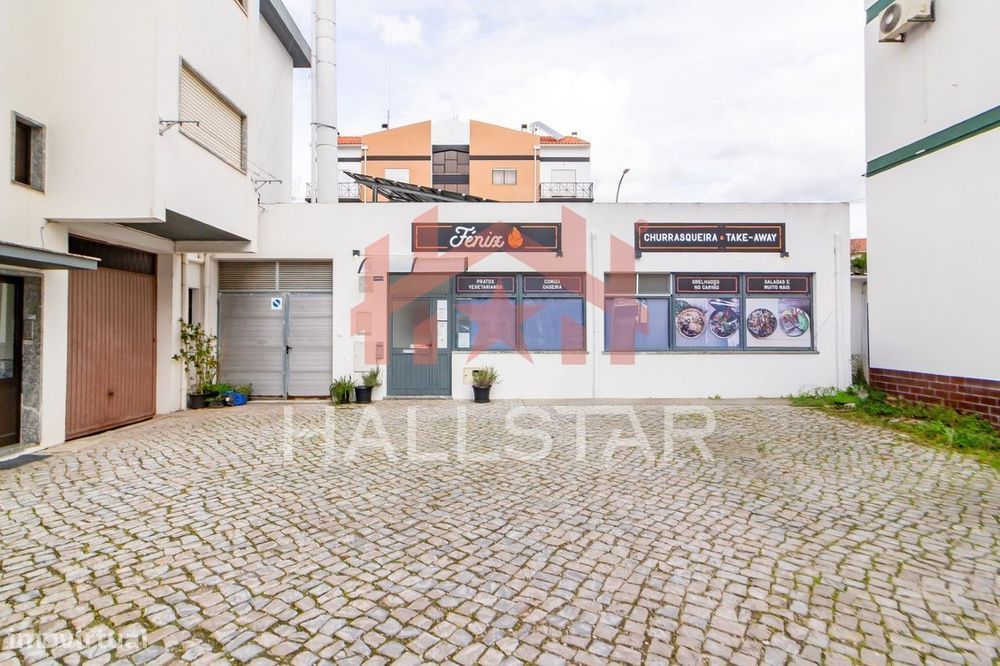 Churrasqueira / Totalmente Equipada / Armazém / Lugar de Garagem / Cru