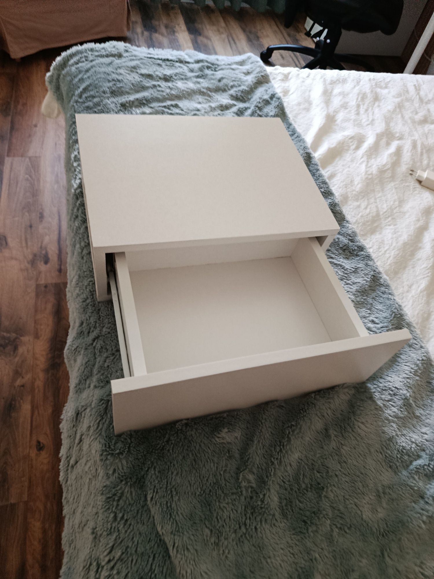 Mesa de cabeceira suspensa