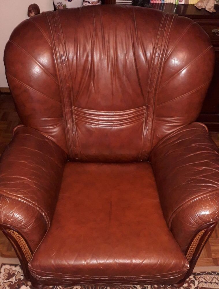 Conjunto de três sofás de pele (2 individuais e 1 triplo)