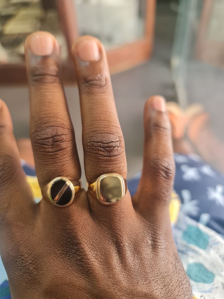 Anéis de ouro novos