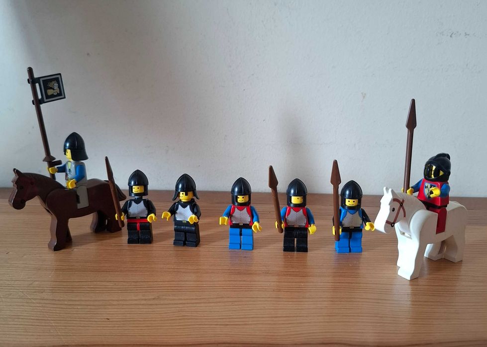 Lego - Bonecos / Figuras Soldados Falcão Negro e Cavaleiros - Castelo