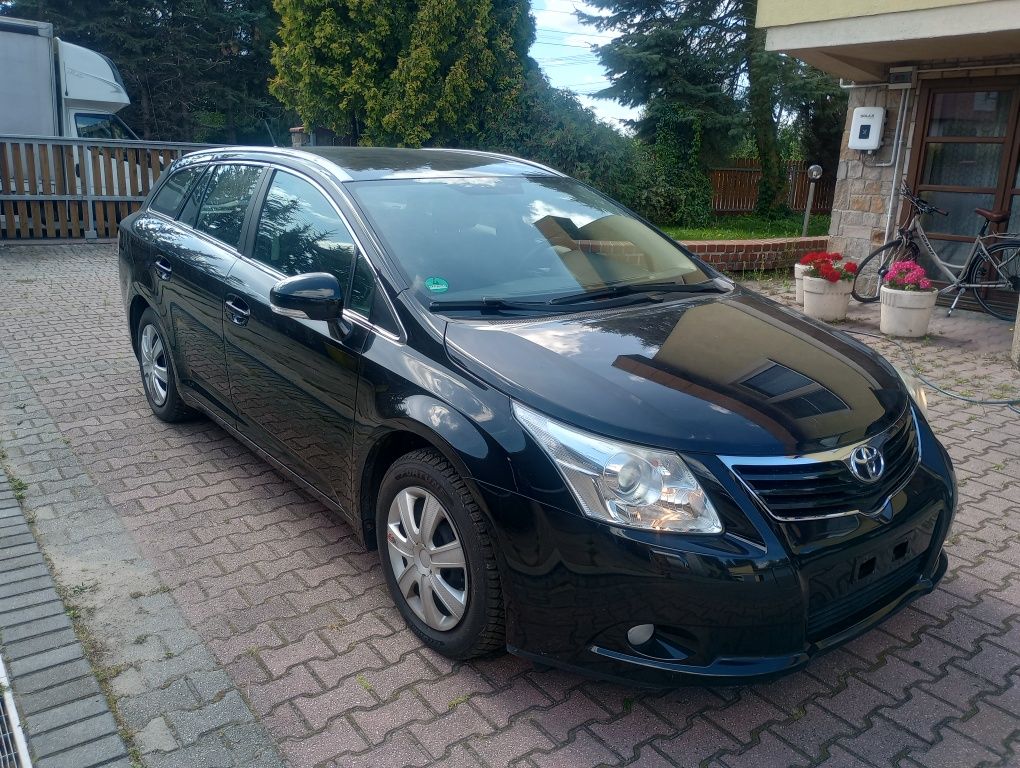 Piękna Toyota Avensis kombi mały przebieg od pierwszego właściciela