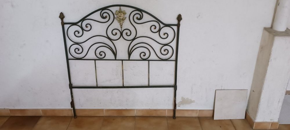Cama de ferro antiga