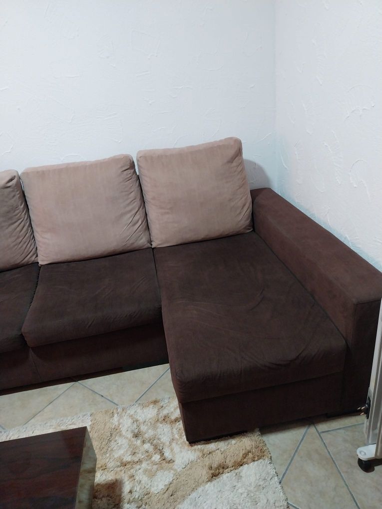 Sofá três lugares com arrumos