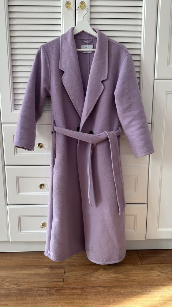 Kopertowy liliowy płaszcz z wełną z paskiem wiązany w talii