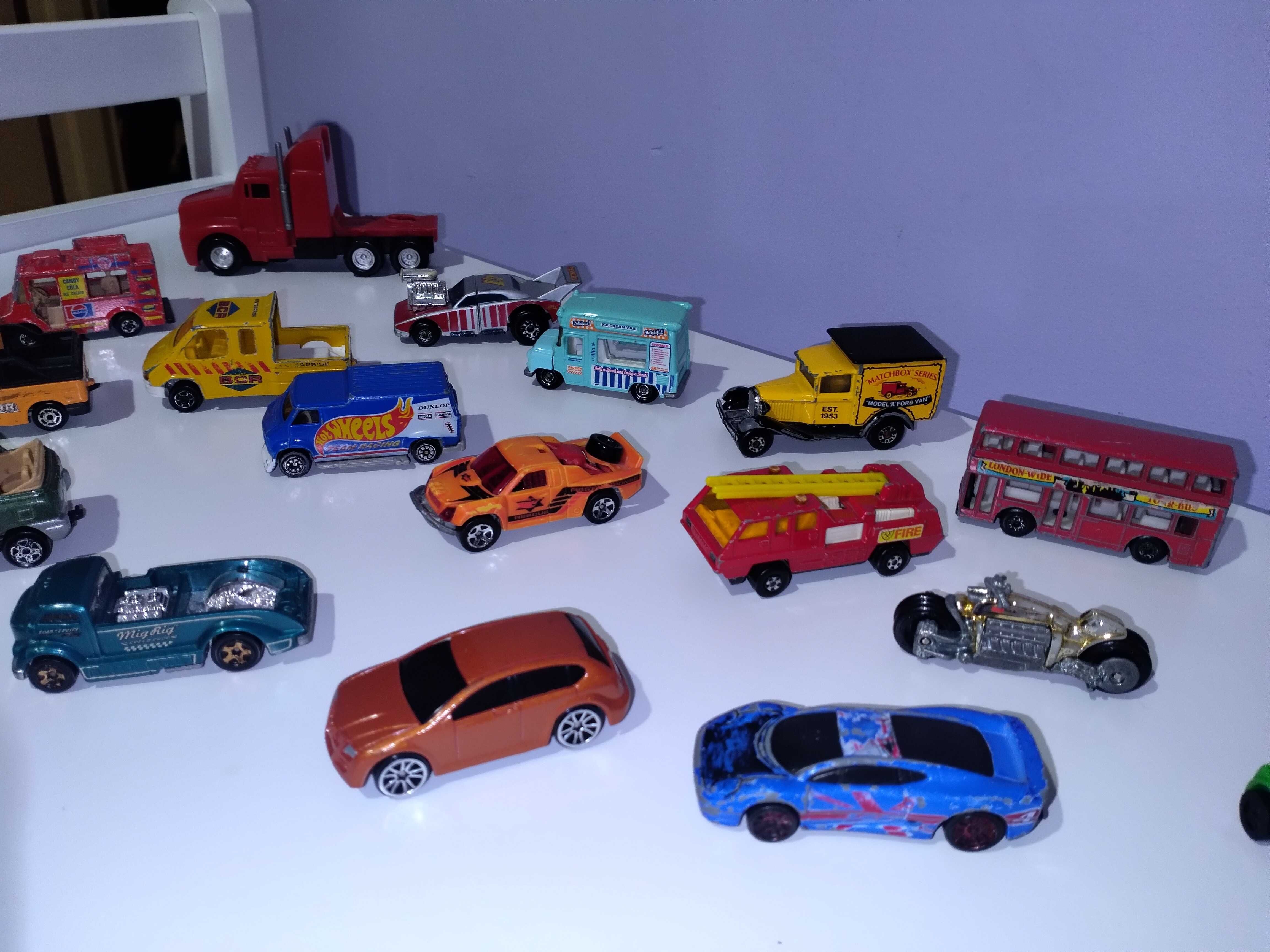 samochody metalowe resoraki hot wheels majorete matchbox 22 sztuki