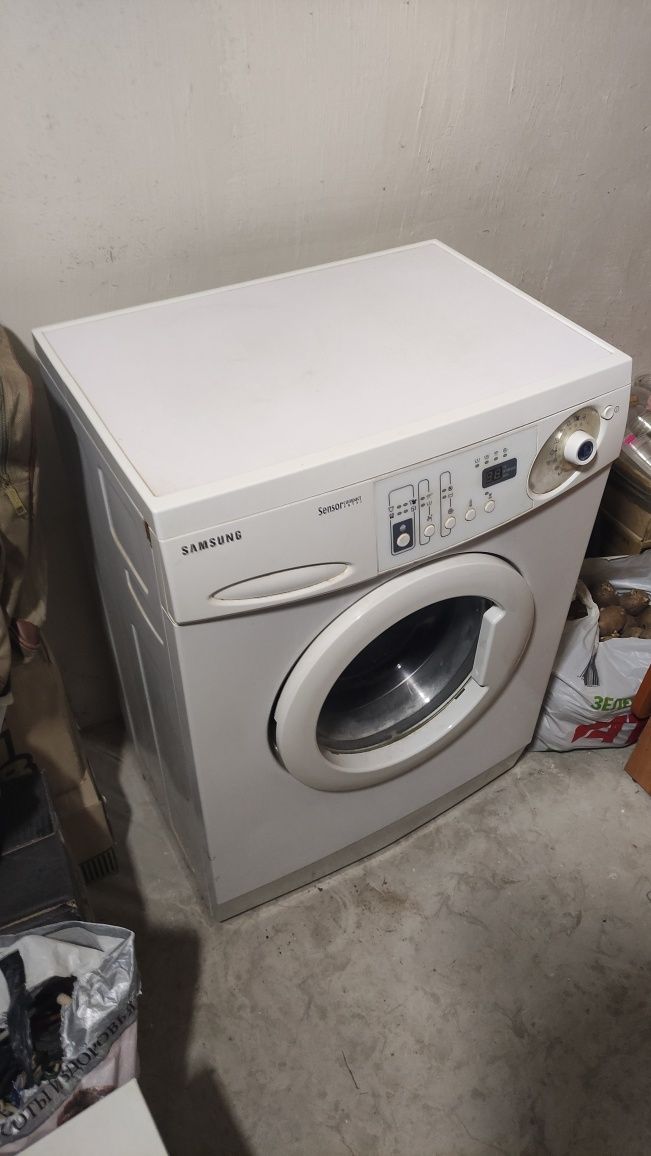 Продам вузьку пральну машину Samsunq compact F813 J