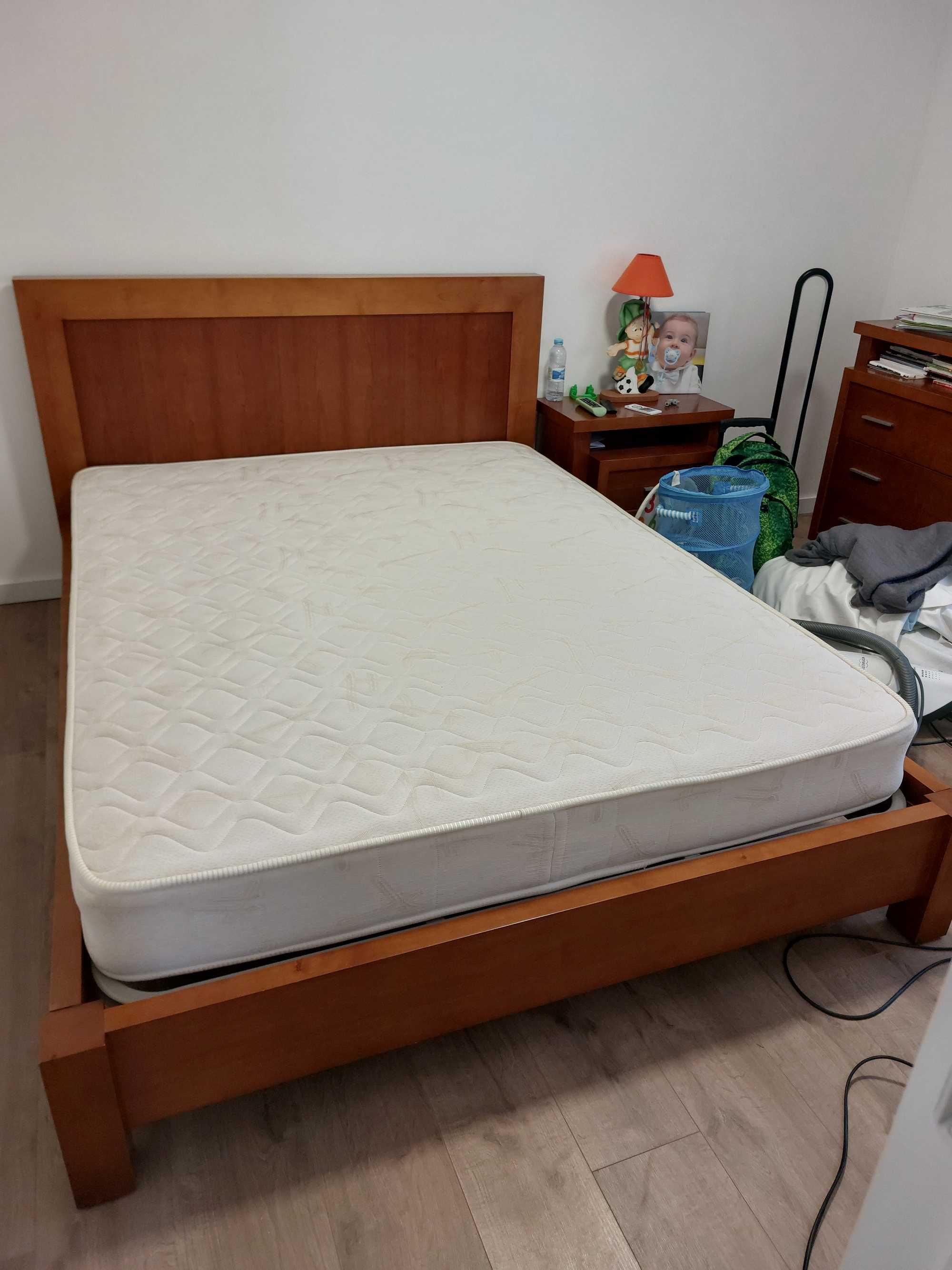 Mobilia de Quarto - Cama Casal, Comoda e Mesas de Cabeceira