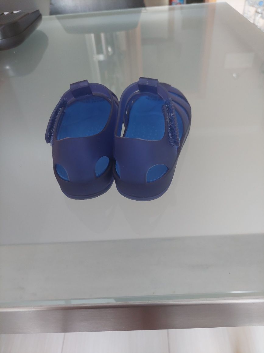 Sandálias Zippy de borracha azul