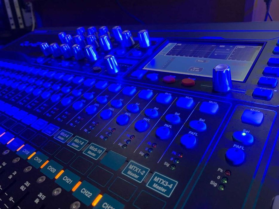 Цифровий мікшерний пульт Allen Heath Qu-24C