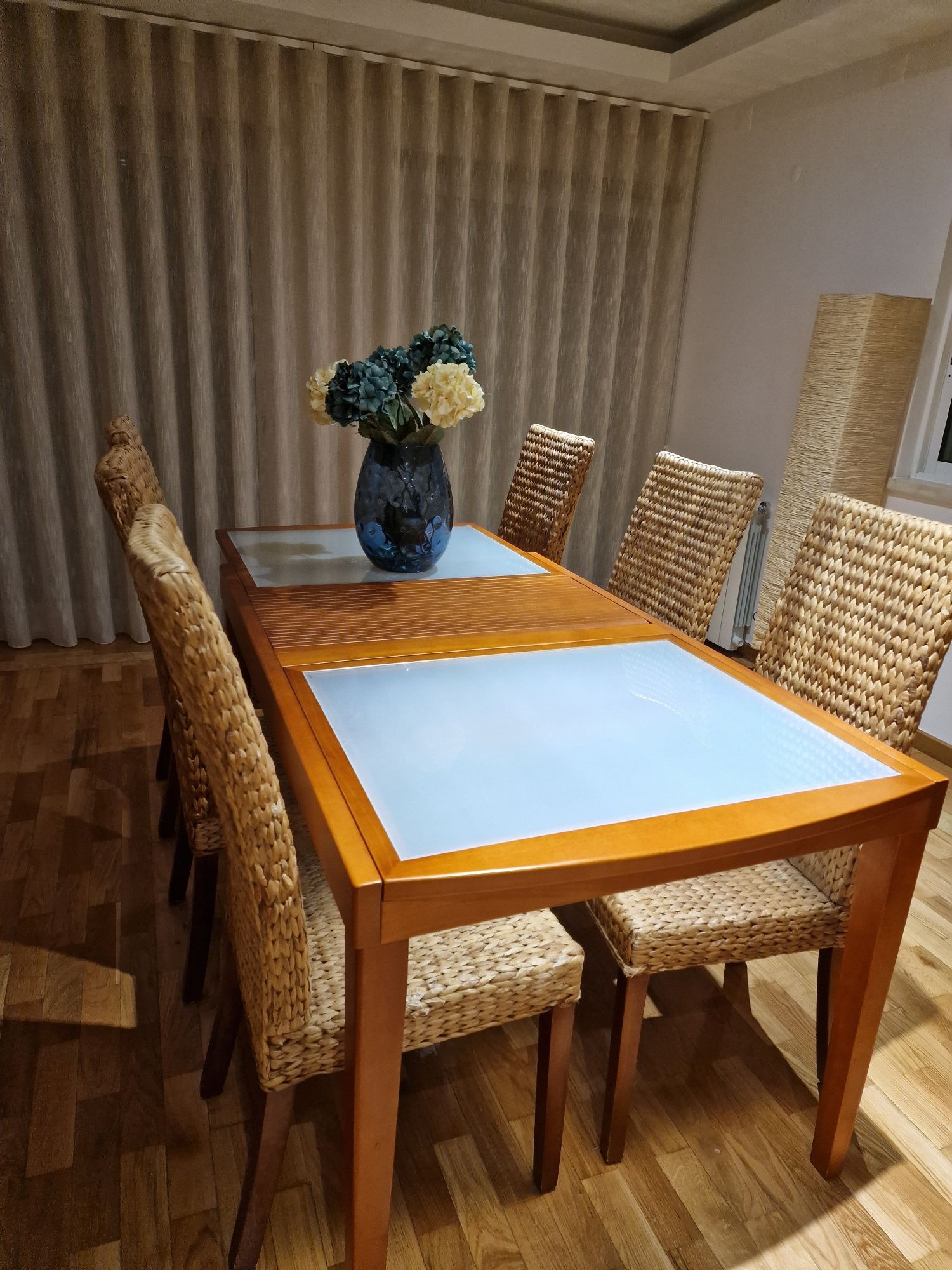 Mesa de jantar extensivel com tampo em vidro e cerejeira