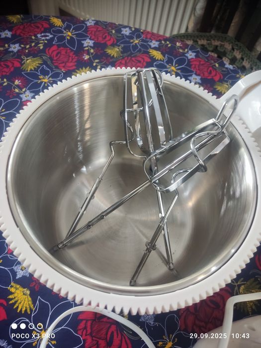 Міксер планетарного типу з чашкою