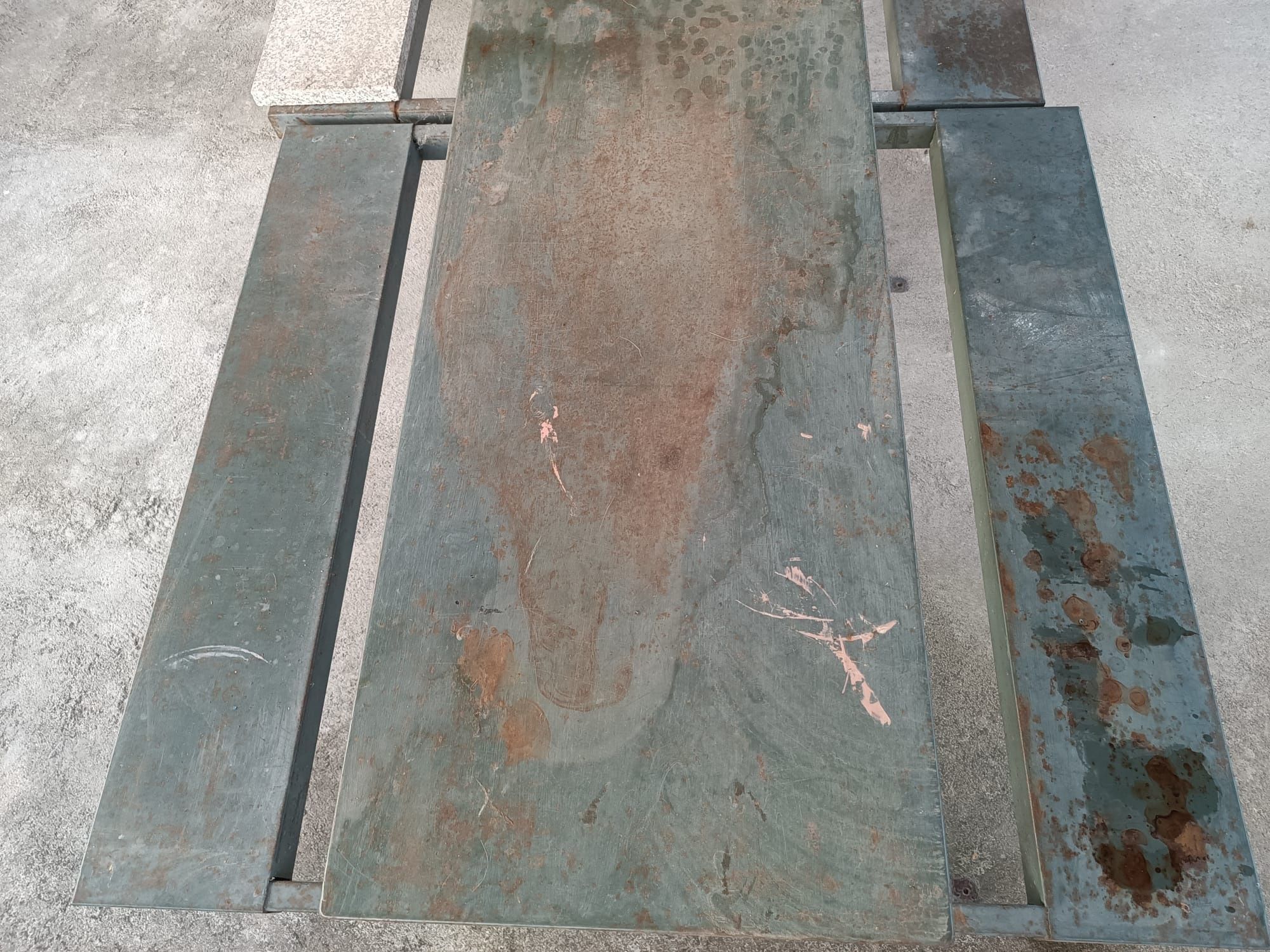 2 mesas de ferro