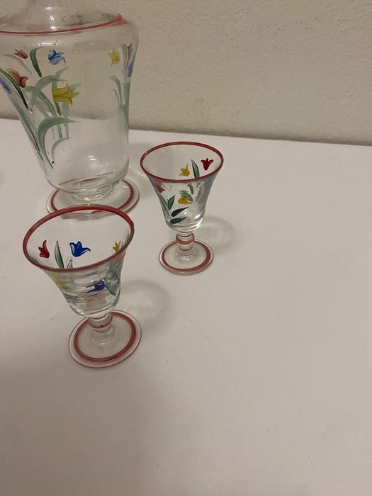 Copos de licor e garrafa pintados a mão vintage retro antigos