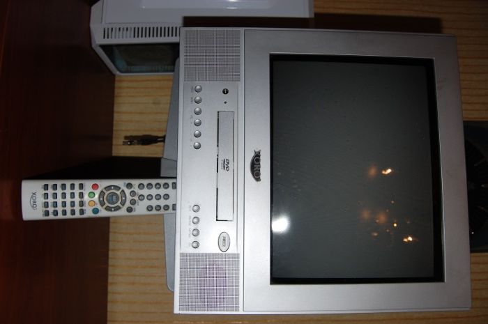 Телевизор Xoro HST 1400 – DVD/ТВ-двойка от MAS Elektronik с подставкой