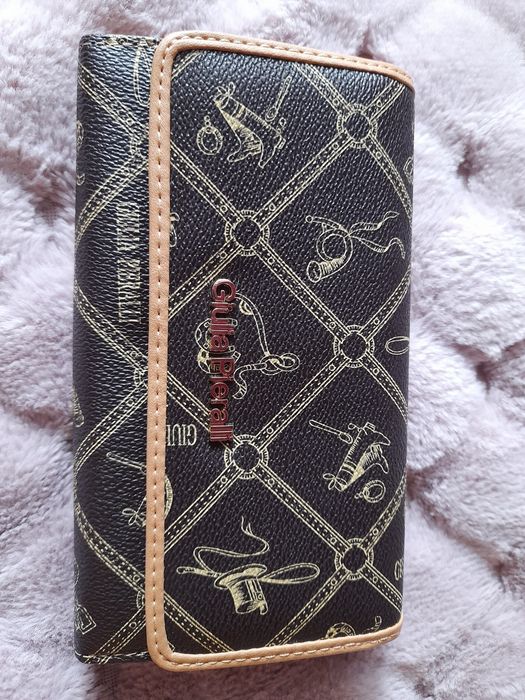 Гаманці  .  . . .