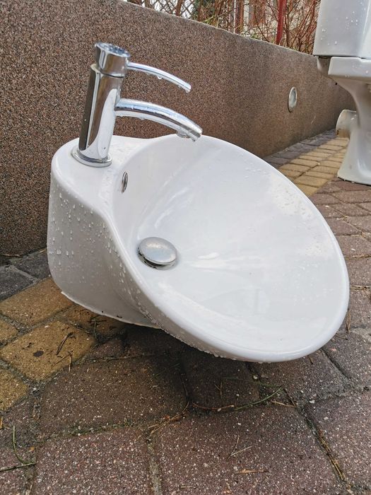 Umywalka nablatowa z baterią – stan bardzo dobry