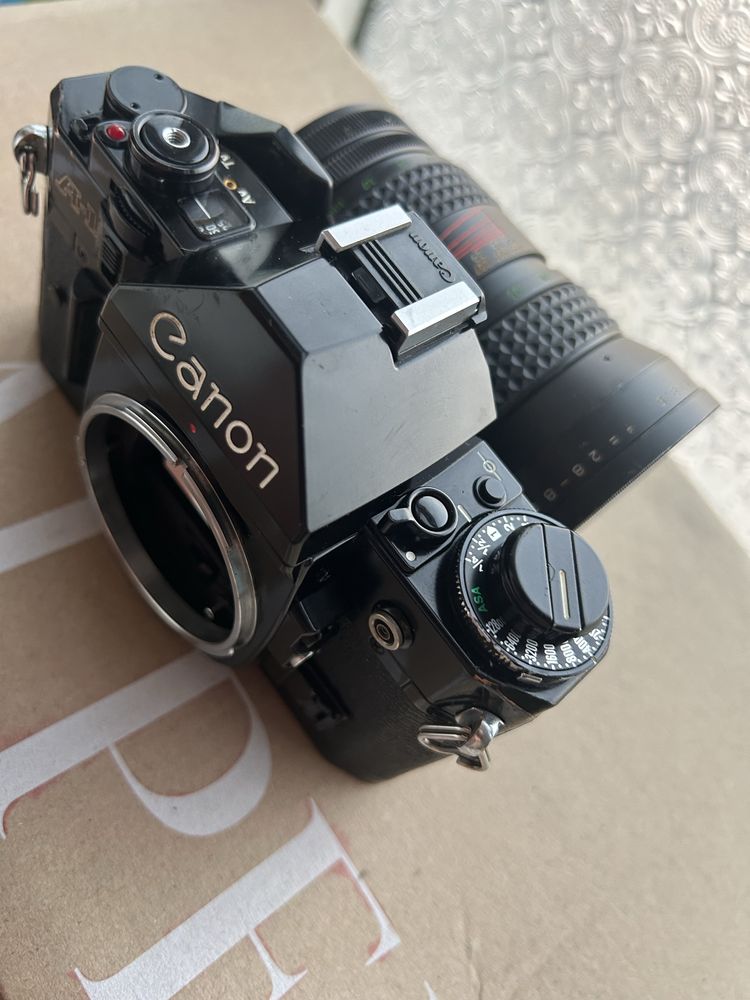 Canon A-1 com lente 28-80 mm 1:3,5 Makinon MC