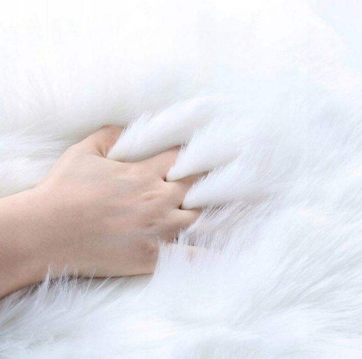 Nowy biały puszysty dywan 90 cm