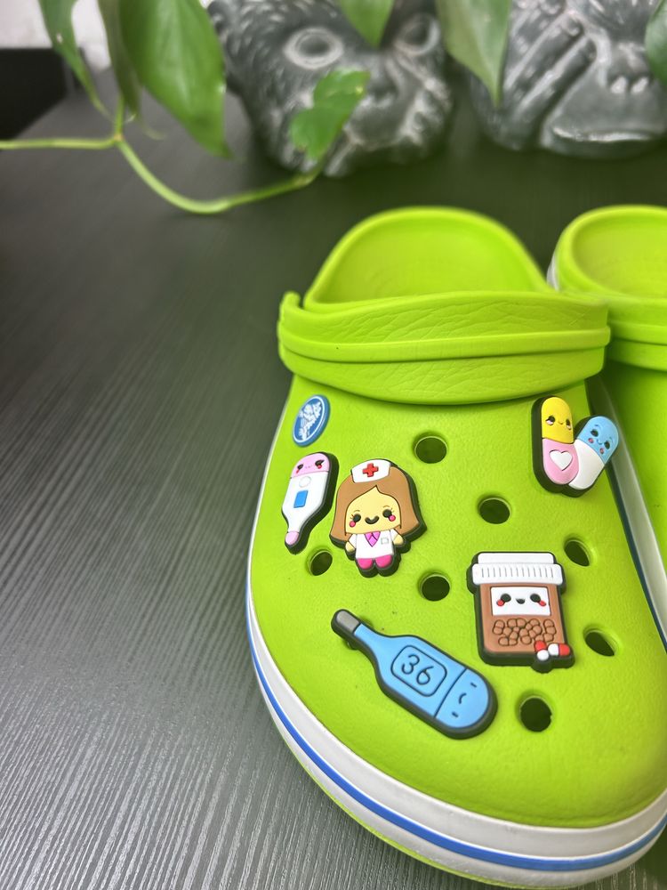 Crocs z przypinkami
