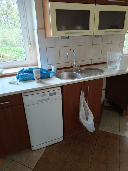 Meble kuchenne, szafki stojące i wiszące.