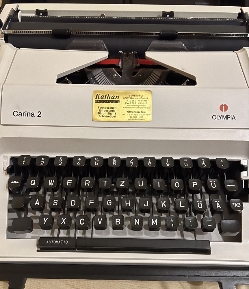 Maszyna do pisania typu vintage.  Olympia Carina 2