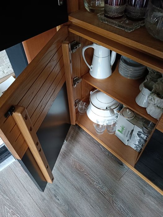 Elegancka witryna do salonu