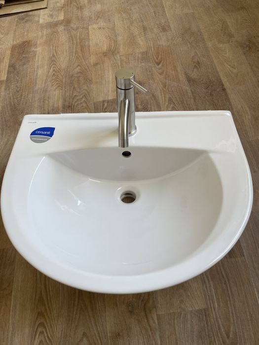 Раковина (вмивальник) зі змішувачем