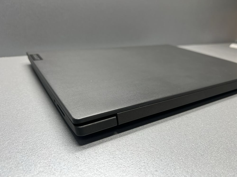50 Lenovo V15-ADA Ryzen 5 3500U/4/256/AMD Radeon Vega 8/15,6/60Hz