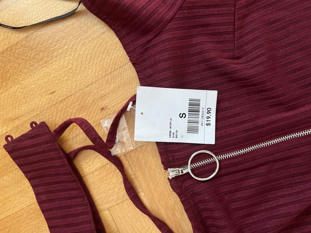 Елегантна сукня Forever 21 у трендовому бордо з чокером