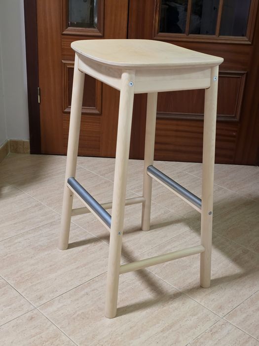 Banco alto estilo Escandinavo