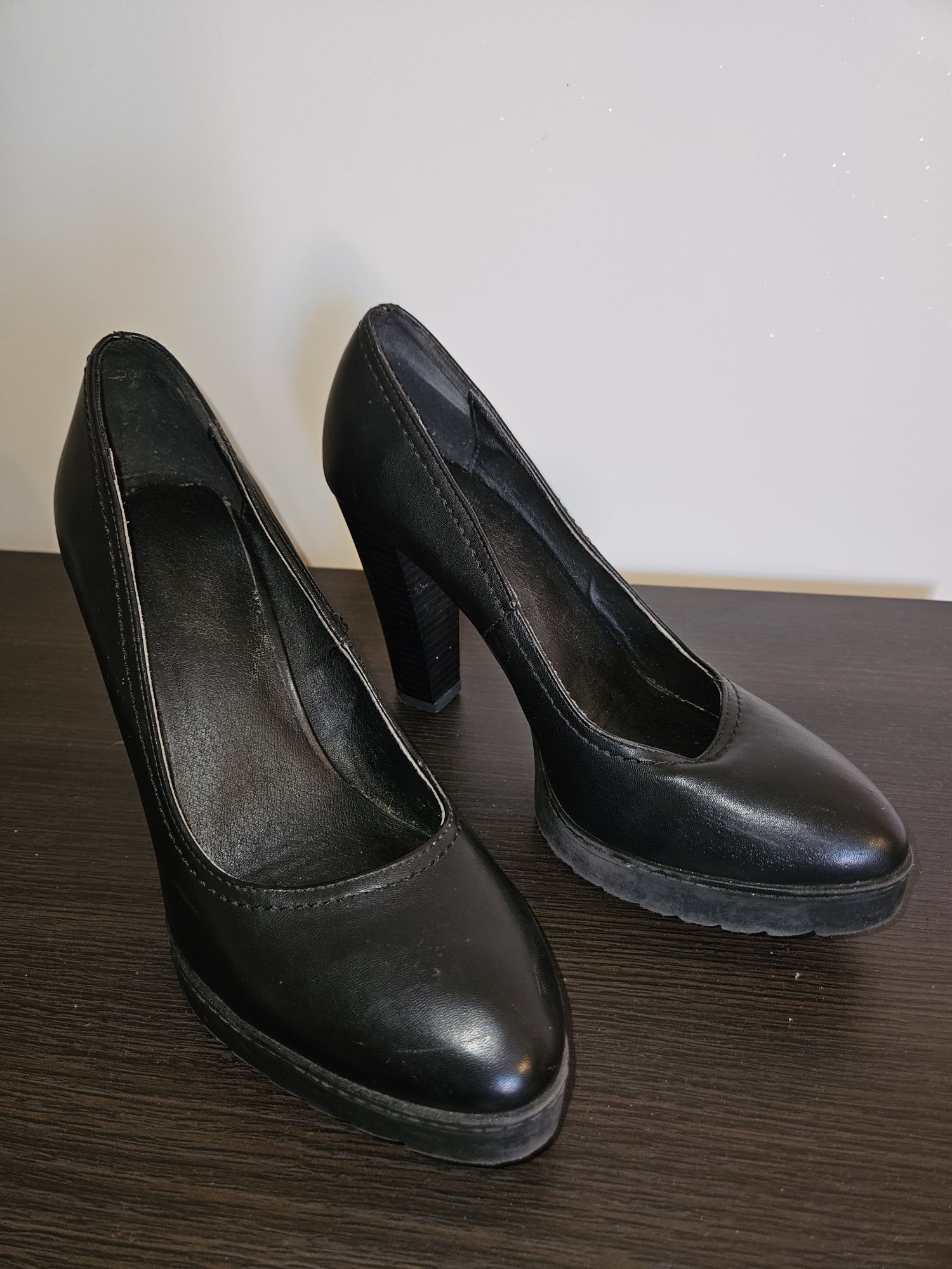 Buty na wysokim obcasie na grubej gumowej podeszwie