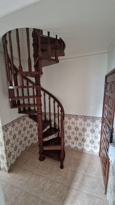 Aluga-se apartamento