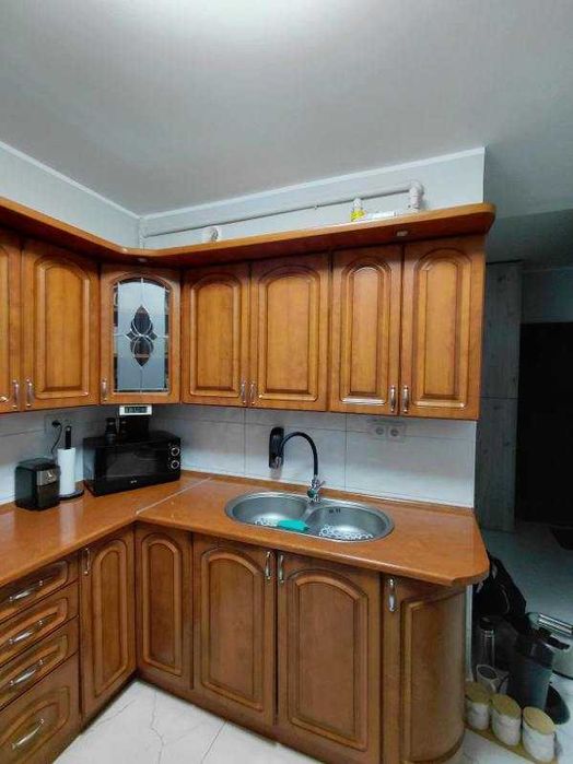 Komplet mebli kuchennych wraz z wyposażeniem.