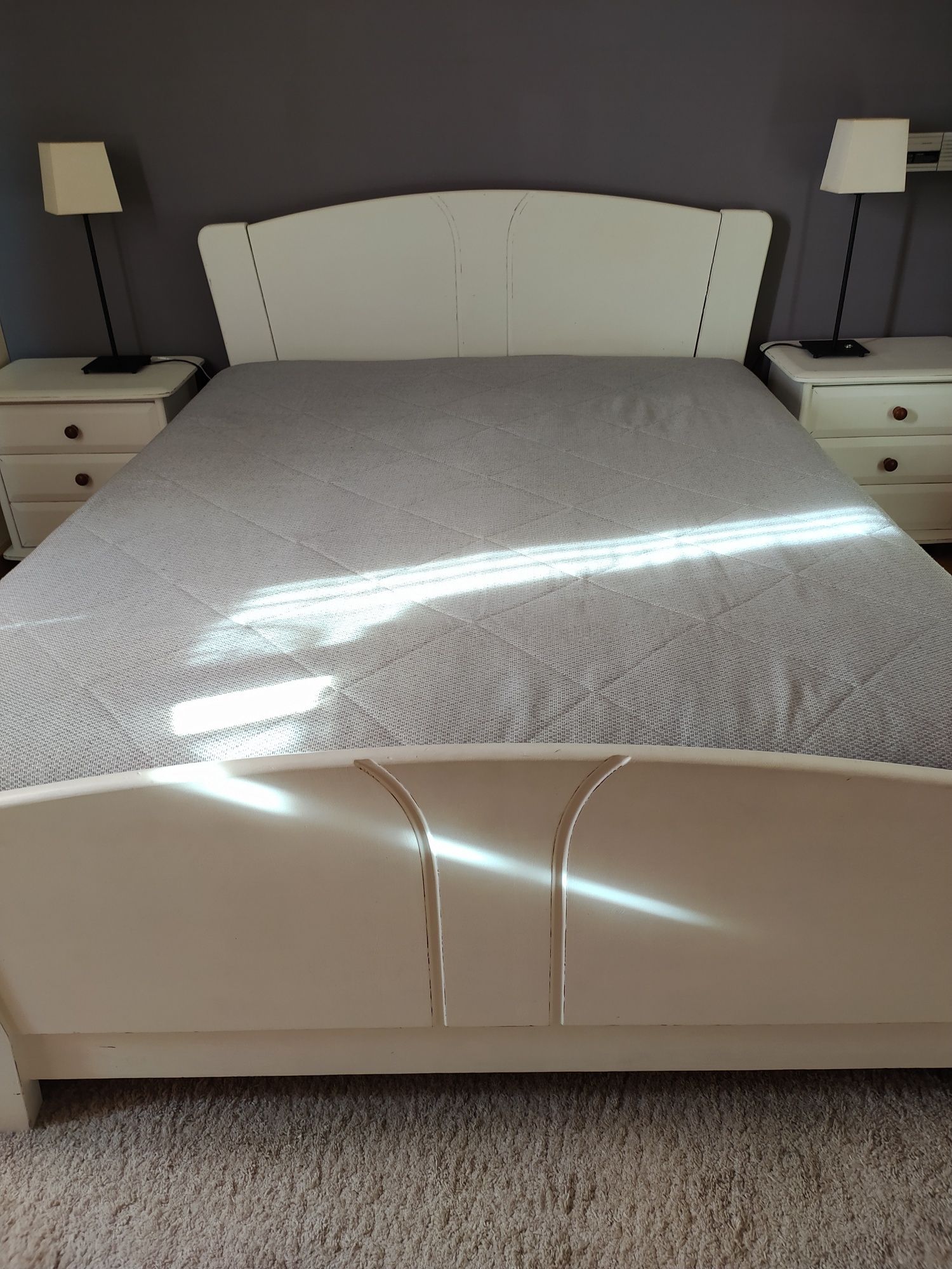 Cama madeira e mesas de cabeceira maciça