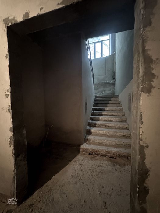 Продам комерційне  приміщення в прохідному місці