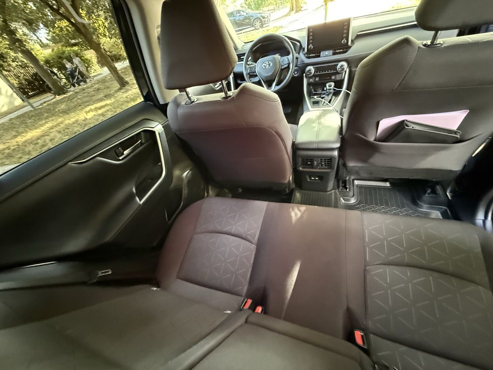 Продам TOYOTA RAV4 2021 року брала в автосалоні є всі документи