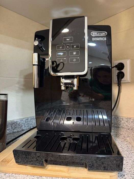 Máquina café automática Dinâmica DeLonghi preta com detalhe prateado