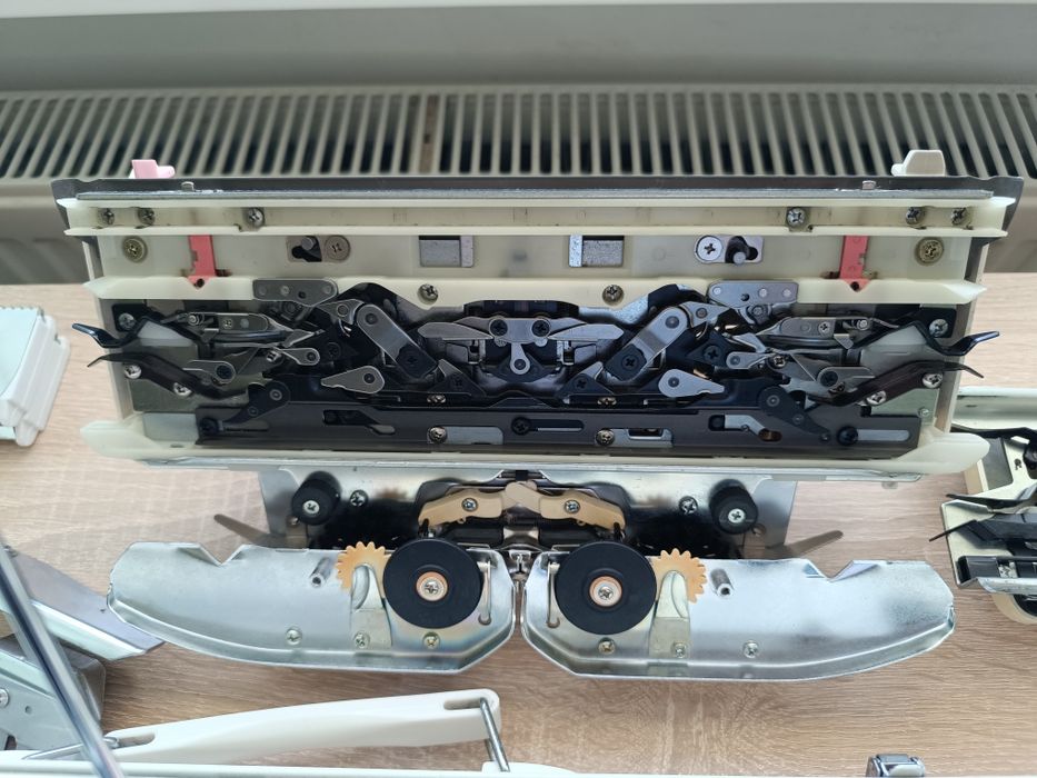 Brother KH 893/KR 850. Дві фонтури. В'язальна машина 5 клас.