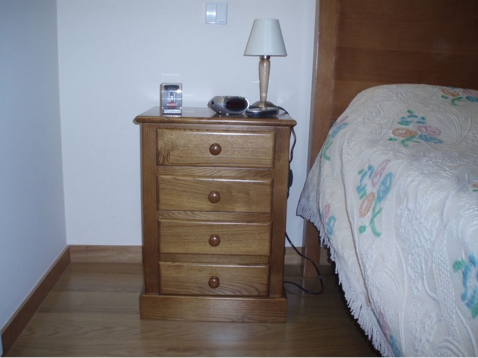 Mobília de Quarto (Madeira maciça)