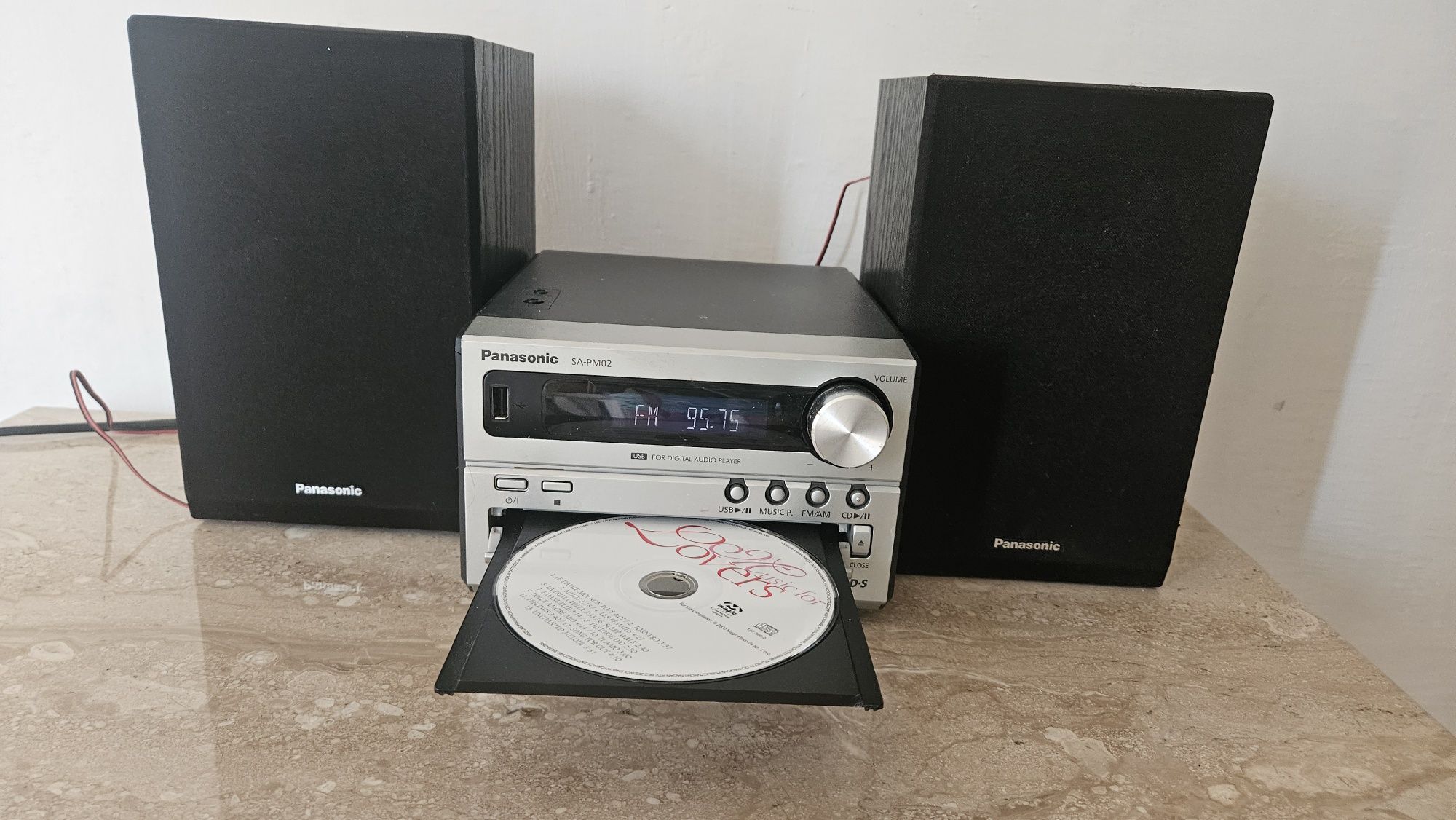 Wieża stereo z koulmnami