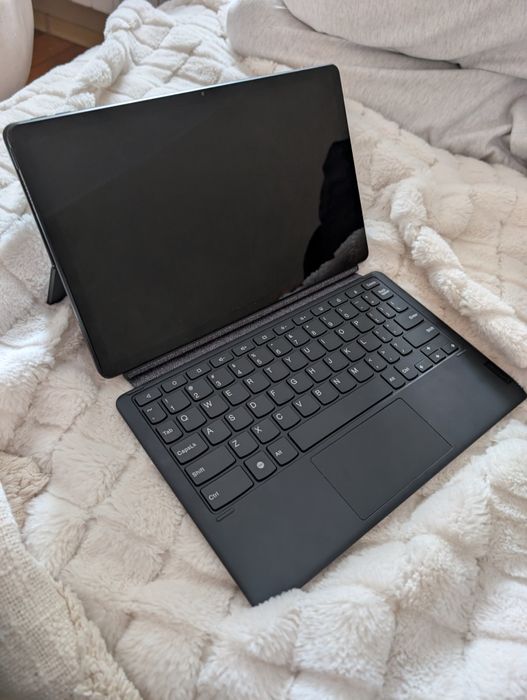 Tablet Lenovo Tab P11, klawiatura, etui magnetyczne, podstawka.
