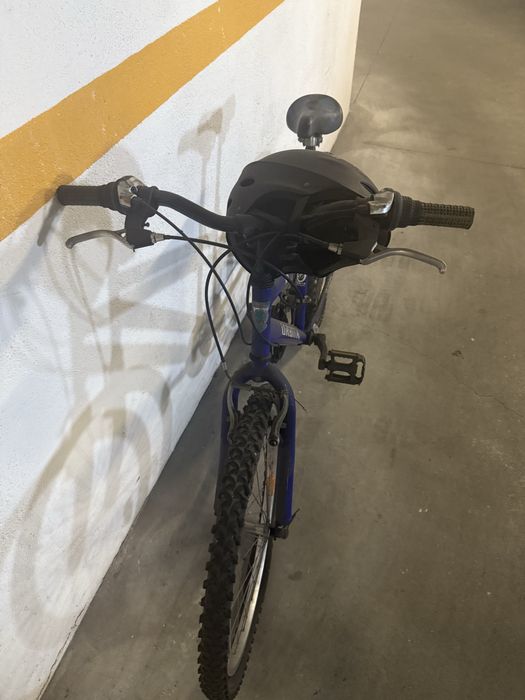 Bicicleta azul.