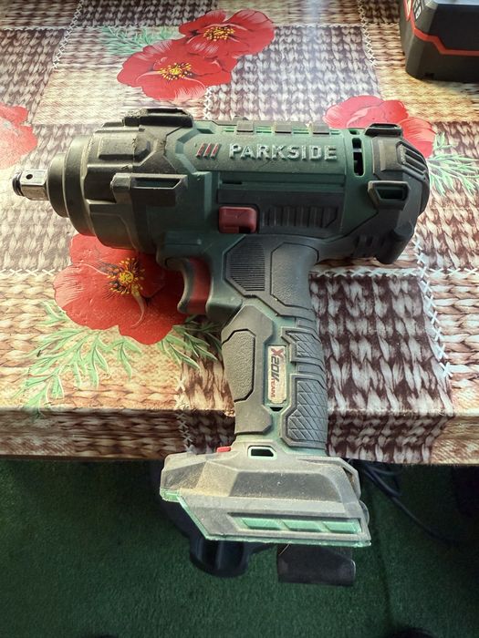 Akumulatorowy klucz udarowy