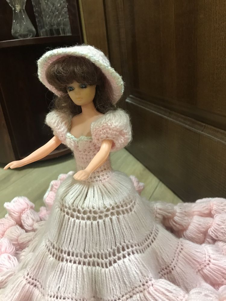 Кукла ручной работы в вязанном платье