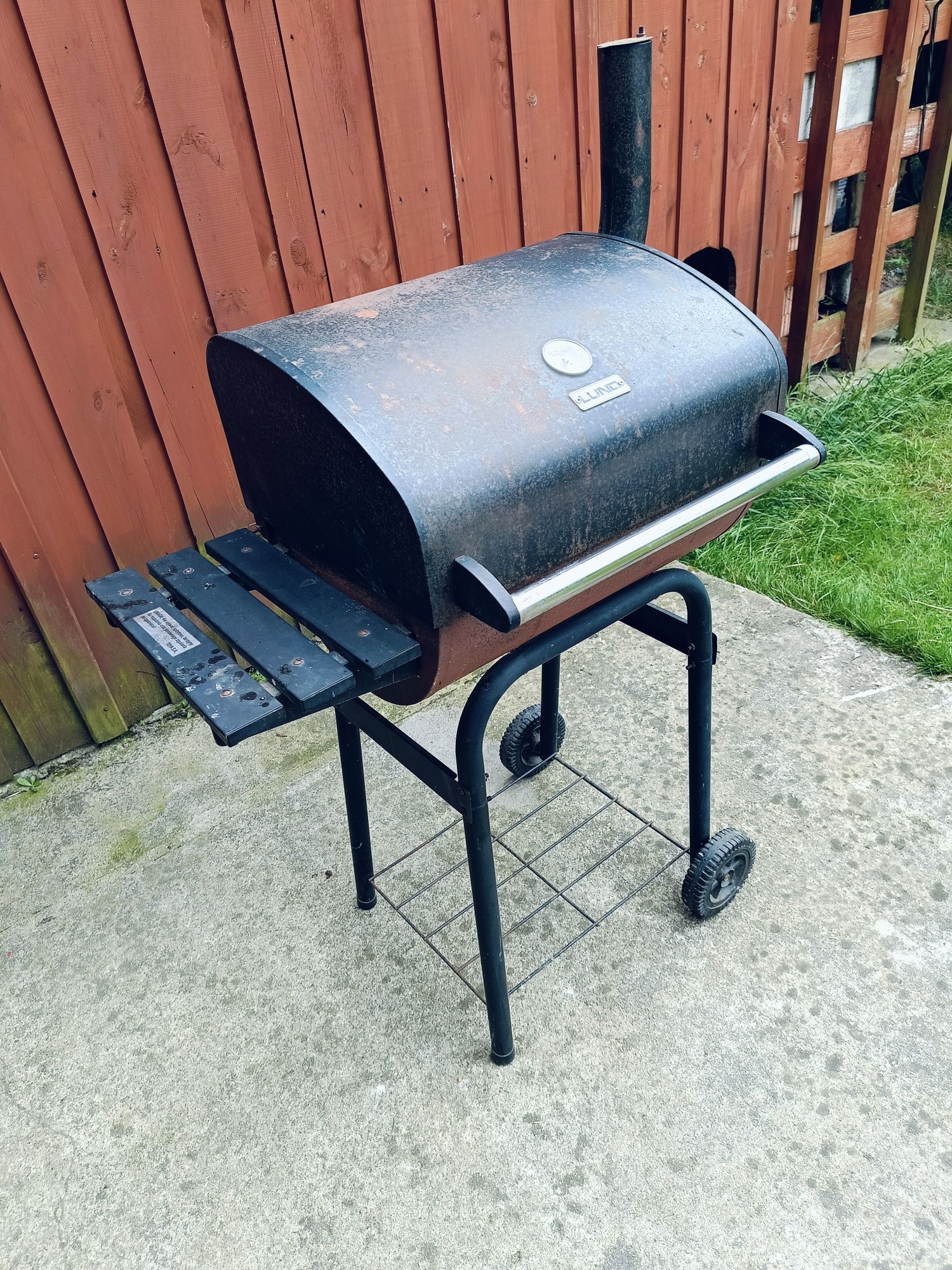 Grill węglowo drzewny firmy Lund.