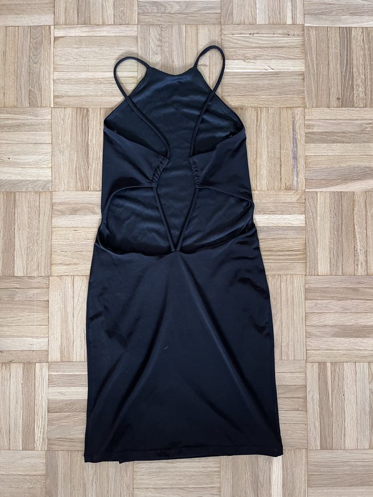 Czarna krótka sukienka z odkrytymi plecami Pulll&Bear S 36