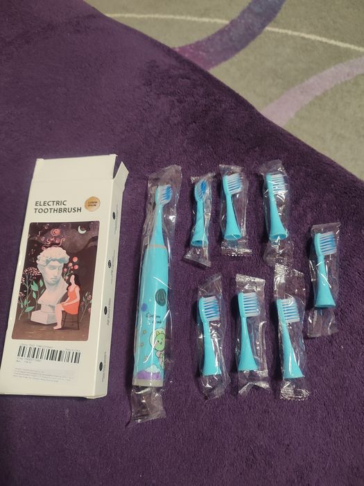 Электрическая зубная щётка ультрозвуковая на батарейке.